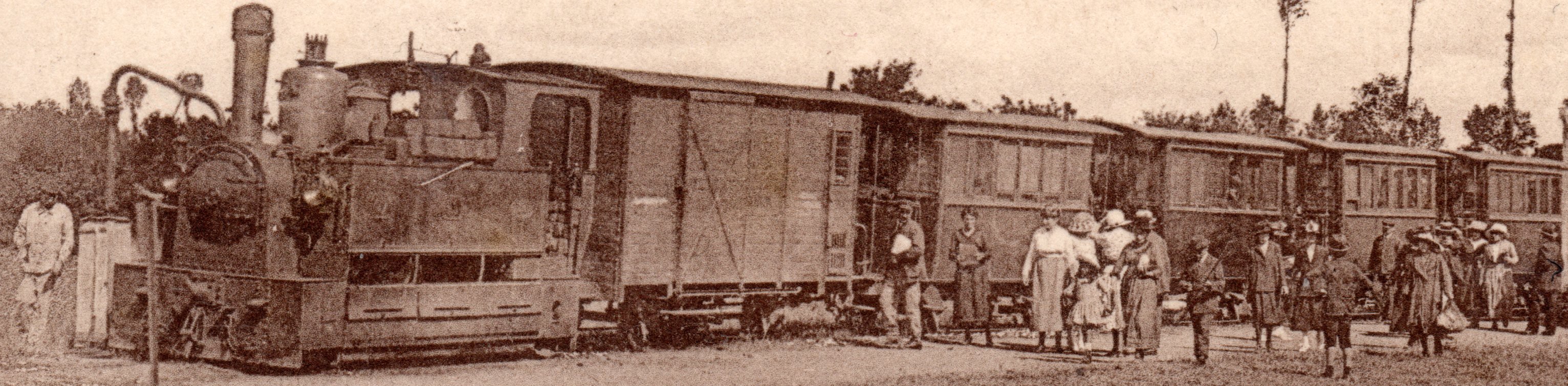 Gare de Fillé Sarthe. Tramway et passagers.